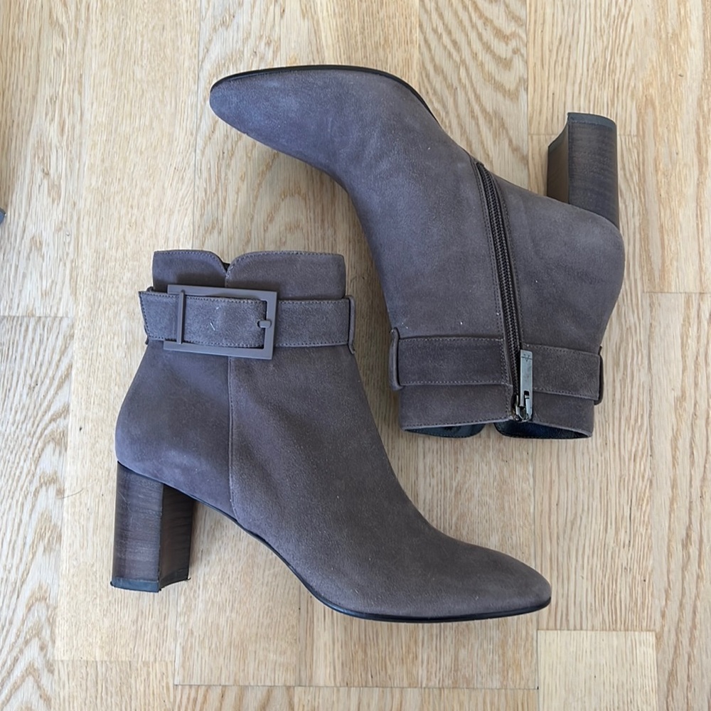 Like new Aquatalia Vanie suede boots size 8